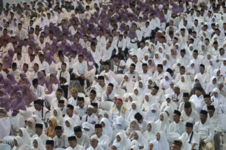 Jamaah calon haji mengikuti upacara pelepasan di Kabupaten Kediri, Jawa Timur, Selasa (7/4/2026). Sebanyak 1.275 jamaah calon haji dari Kabupaten Kediri akan diberangkatkan menuju tanah suci dalam 4 kloter.