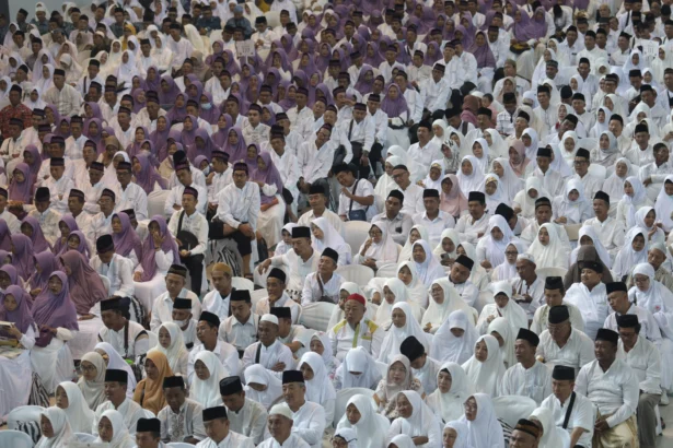 Jamaah calon haji mengikuti upacara pelepasan di Kabupaten Kediri, Jawa Timur, Selasa (7/4/2026). Sebanyak 1.275 jamaah calon haji dari Kabupaten Kediri akan diberangkatkan menuju tanah suci dalam 4 kloter.