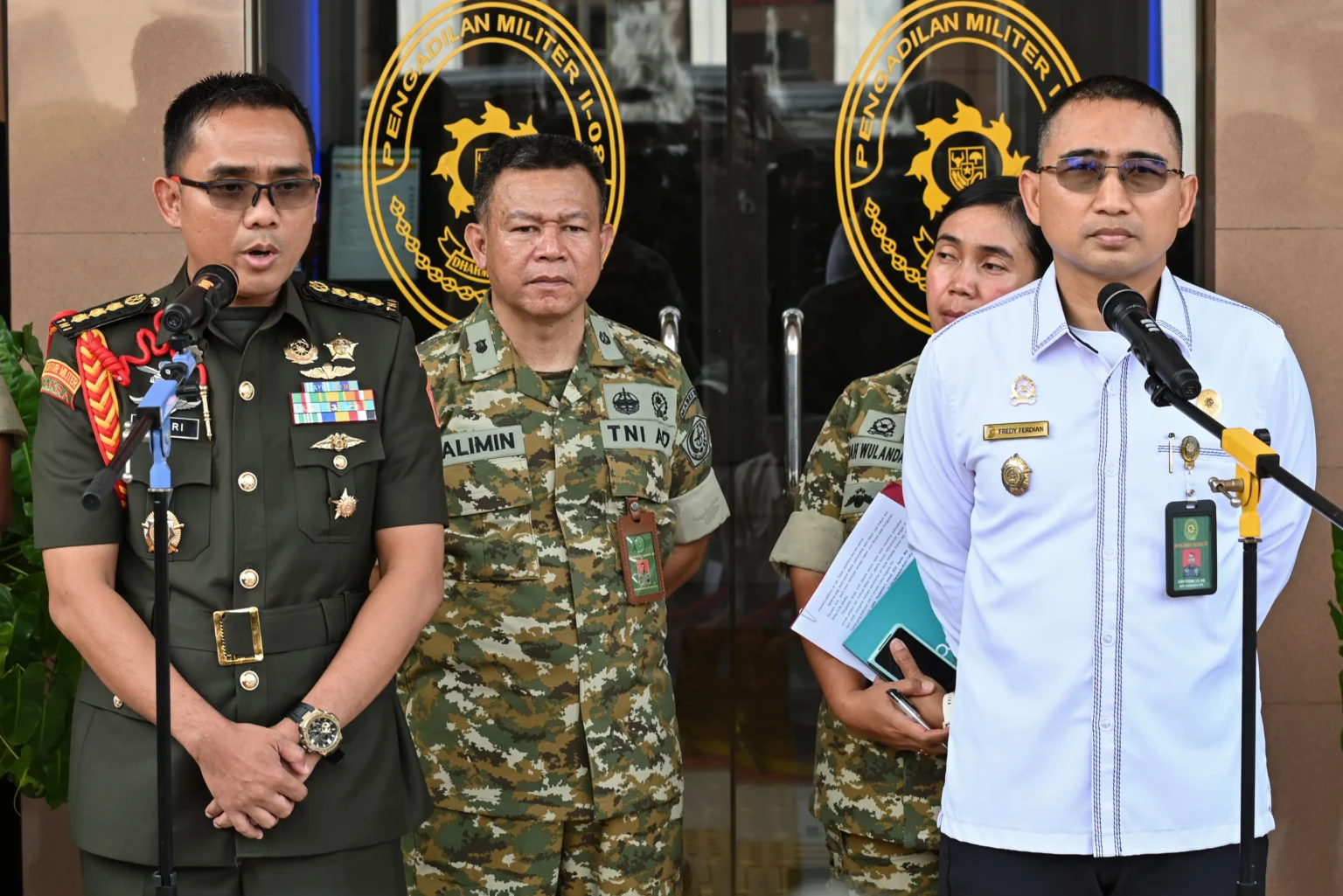 Kepala Pengadilan Militer (Kadilmil) II-08 Jakarta Kolonel Chk Fredy Ferdian Isnartanto (kanan) bersama Kepala Oditur Militer Kolonel Chk Andri Wijaya (kiri) memberikan keterangan kepada awak media usai pelimpahan berkas perkara penyiraman air keras terhadap Wakil Koordinator Kontras Andrie Yunus di Pengadilan Militer II-08 Jakarta