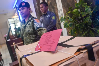 Prajurit TNI berjaga disamping berkas perkara penyiraman air keras wakil Koordinator Kontras Andrie Yunus di Pengadilan Militer II-08 Jakarta, Kamis (16/4/2026). Oditurat Militer 07-II Jakarta melimpahkan berkas perkara kasus dugaan penyiraman air keras ke Pengadilan Militer II-08 Jakarta dan sidang dakwaan keempat terdakwa akan digelar pada (29/4/2026).