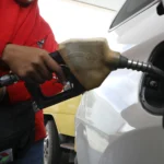 Petugas Stasiun Pengisian Bahan Bakar Umum (SPBU) melayani konsumen saat mengisi bahan bakar minyak (BBM) bersubsidi di Banda Aceh, Aceh, Selasa (7/4/2026). Menteri Koordinator Bidang Perekonomian Airlangga Hartarto mengatakan pemerintah melalui surat edaran Badan Pengatur Hilir Minyak dan Gas Bumi (BPH Migas) sejak awal April 2026 telah menetapkan pembatasan pembelian BBM bersubsidi jenis pertalite dan biosolar maksimal 50 liter per hari yang berlaku hingga akhir Mei 2026.