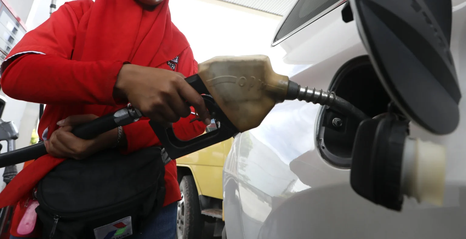 Petugas Stasiun Pengisian Bahan Bakar Umum (SPBU) melayani konsumen saat mengisi bahan bakar minyak (BBM) bersubsidi di Banda Aceh, Aceh, Selasa (7/4/2026). Menteri Koordinator Bidang Perekonomian Airlangga Hartarto mengatakan pemerintah melalui surat edaran Badan Pengatur Hilir Minyak dan Gas Bumi (BPH Migas) sejak awal April 2026 telah menetapkan pembatasan pembelian BBM bersubsidi jenis pertalite dan biosolar maksimal 50 liter per hari yang berlaku hingga akhir Mei 2026.