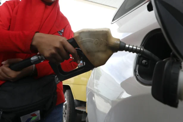 Petugas Stasiun Pengisian Bahan Bakar Umum (SPBU) melayani konsumen saat mengisi bahan bakar minyak (BBM) bersubsidi di Banda Aceh, Aceh, Selasa (7/4/2026). Menteri Koordinator Bidang Perekonomian Airlangga Hartarto mengatakan pemerintah melalui surat edaran Badan Pengatur Hilir Minyak dan Gas Bumi (BPH Migas) sejak awal April 2026 telah menetapkan pembatasan pembelian BBM bersubsidi jenis pertalite dan biosolar maksimal 50 liter per hari yang berlaku hingga akhir Mei 2026.