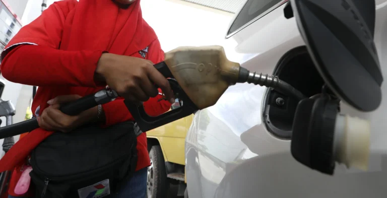 Petugas Stasiun Pengisian Bahan Bakar Umum (SPBU) melayani konsumen saat mengisi bahan bakar minyak (BBM) bersubsidi di Banda Aceh, Aceh, Selasa (7/4/2026). Menteri Koordinator Bidang Perekonomian Airlangga Hartarto mengatakan pemerintah melalui surat edaran Badan Pengatur Hilir Minyak dan Gas Bumi (BPH Migas) sejak awal April 2026 telah menetapkan pembatasan pembelian BBM bersubsidi jenis pertalite dan biosolar maksimal 50 liter per hari yang berlaku hingga akhir Mei 2026.