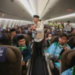 Wakil Direktur Utama Garuda Indonesia Thomas Sugiarto Oentoro (tengah) menyapa jamaah calon haji di dalam pesawat, di Terminal Haji dan Umrah 2F Bandara Soekarno Hatta, Tangerang, Banten