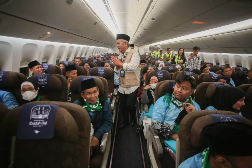 Wakil Direktur Utama Garuda Indonesia Thomas Sugiarto Oentoro (tengah) menyapa jamaah calon haji di dalam pesawat, di Terminal Haji dan Umrah 2F Bandara Soekarno Hatta, Tangerang, Banten