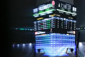Pengunjung memotret layar yang menampilkan pergerakan Indeks Harga Saham Gabungan (IHSG) di Bursa Efek Indonesia, Jakarta.