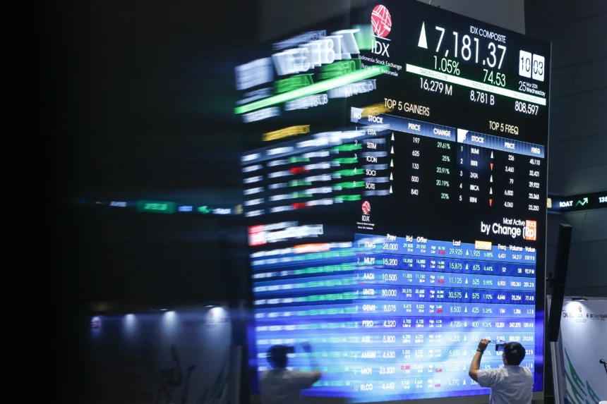 Pengunjung memotret layar yang menampilkan pergerakan Indeks Harga Saham Gabungan (IHSG) di Bursa Efek Indonesia, Jakarta.