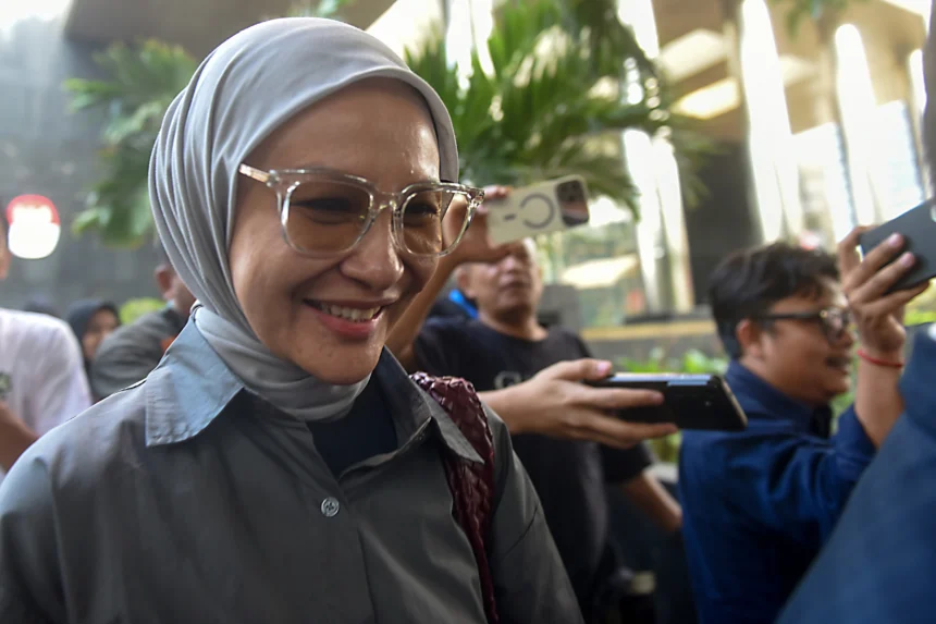 Istri dari Wakil Ketua DPRD Provinsi Jawa Barat Ono Surono, Setyowati Anggraini Saputro