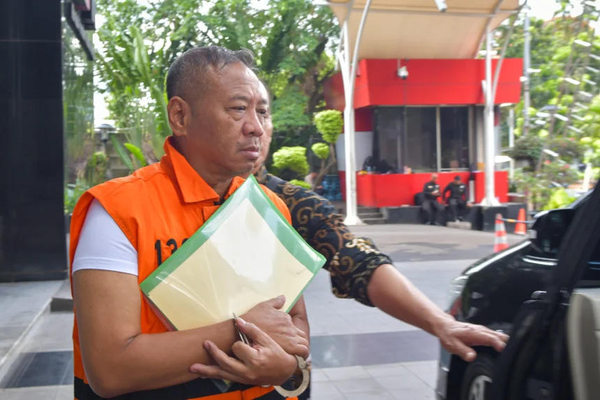 Tersangka kasus pemerasan dan penerimaan lainnya di lingkungan Pemkab Tulungagung Gatut Sunu Wibowo bersiap masuk ke dalam mobil tahanan usai menjalani pemeriksaan di Gedung Merah Putih KPK, Jakarta. (Sumber: Antara Foto/Reno Esnir/fzn/tom)
