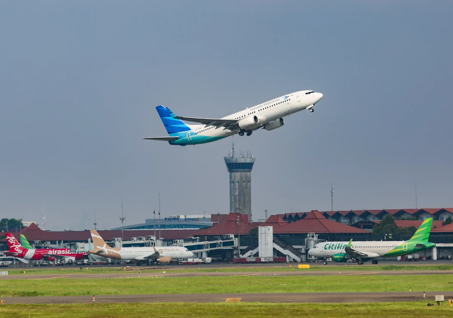 Pesawat komersil lepas landas dari Run Way Utara Bandara Soekarno Hatta, Tangerang, Banten.