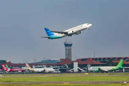 Pesawat komersil lepas landas dari Run Way Utara Bandara Soekarno Hatta, Tangerang, Banten.