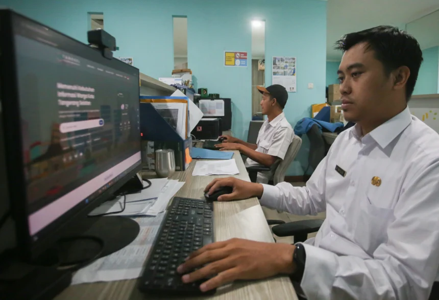 Aparatur sipil negara (ASN) memasukan data saat bekerja di kantor Puspemkot Tangerang Selatan di Ciputat, Tangerang Selatan