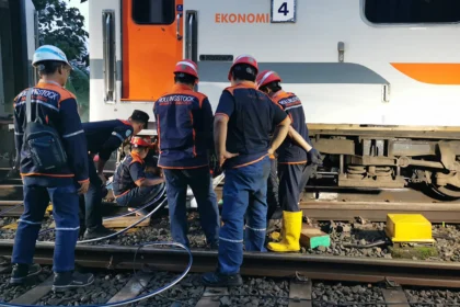 Petugas melakukan perbaikan dan penanganan KA Bangunkarta relasi Jombang-Pasarsenen yang anjlok
