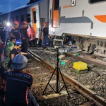 Petugas melakukan perbaikan dan penanganan KA Bangunkarta relasi Jombang-Pasarsenen yang anjlok.