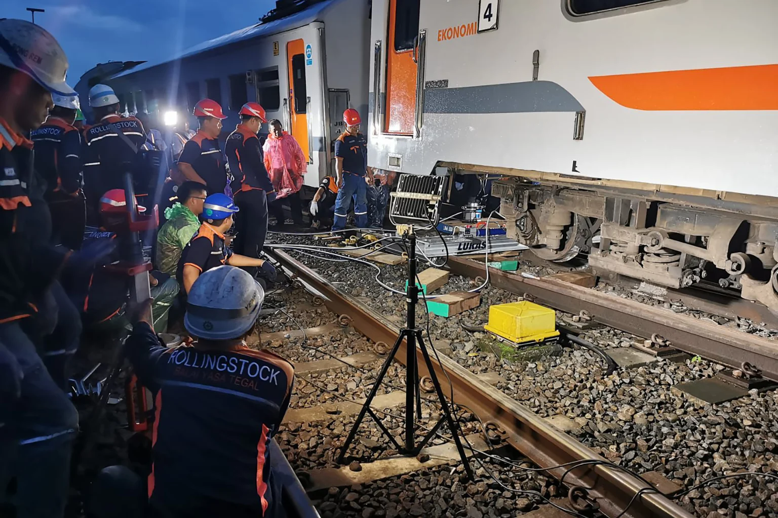 Petugas melakukan perbaikan dan penanganan KA Bangunkarta relasi Jombang-Pasarsenen yang anjlok.