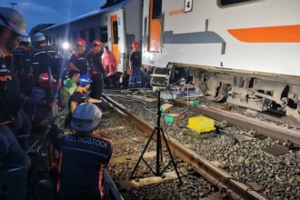 Petugas melakukan perbaikan dan penanganan KA Bangunkarta relasi Jombang-Pasarsenen yang anjlok.