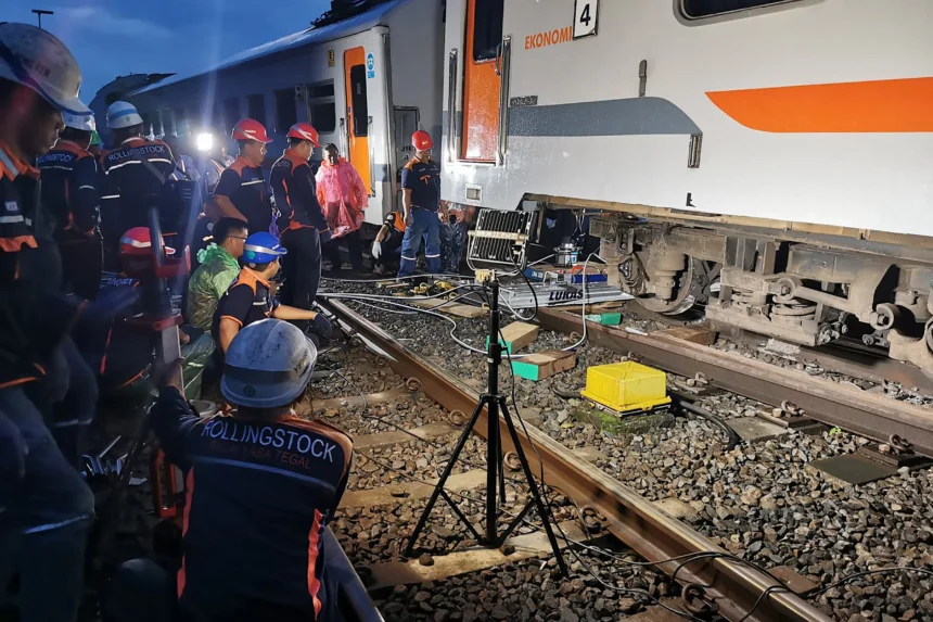Petugas melakukan perbaikan dan penanganan KA Bangunkarta relasi Jombang-Pasarsenen yang anjlok.