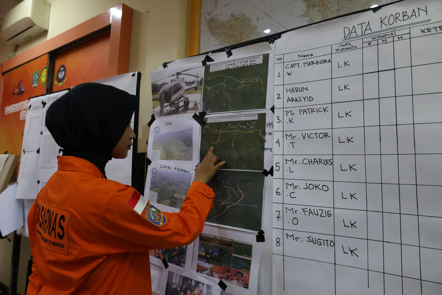 Personel Kantor Pencarian dan Pertolongan (SAR) Pontianak melihat data tentang jatuhnya Helikopter Airbus H130 registrasi PK-CFX di Kantor SAR Pontianak di Sungai Raya, Kabupaten Kubu Raya, Kalimantan Barat.