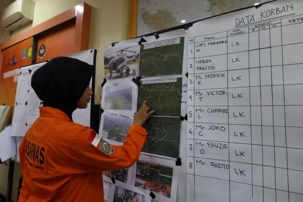 Personel Kantor Pencarian dan Pertolongan (SAR) Pontianak melihat data tentang jatuhnya Helikopter Airbus H130 registrasi PK-CFX di Kantor SAR Pontianak di Sungai Raya, Kabupaten Kubu Raya, Kalimantan Barat.