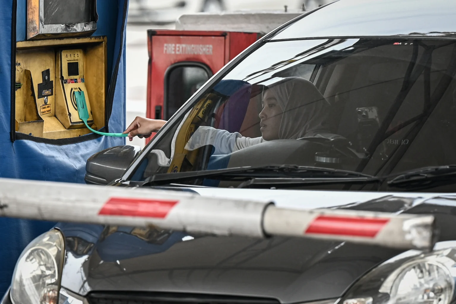 Pengendara melakukan pembayaran non tunai di Gerbang Tol Cikampek Utama, Karawang, Jawa Barat.