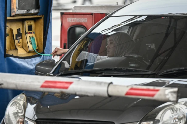 Pengendara melakukan pembayaran non tunai di Gerbang Tol Cikampek Utama, Karawang, Jawa Barat.