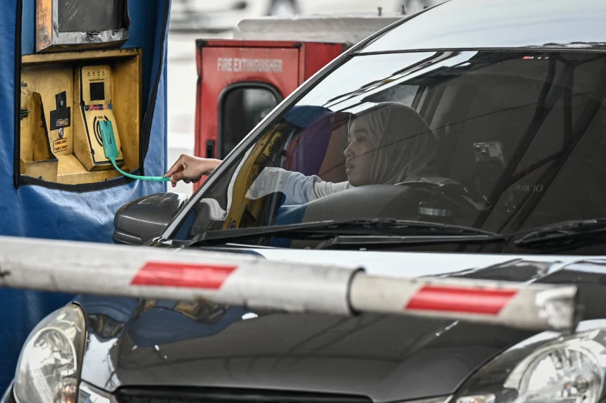 Pengendara melakukan pembayaran non tunai di Gerbang Tol Cikampek Utama, Karawang, Jawa Barat.