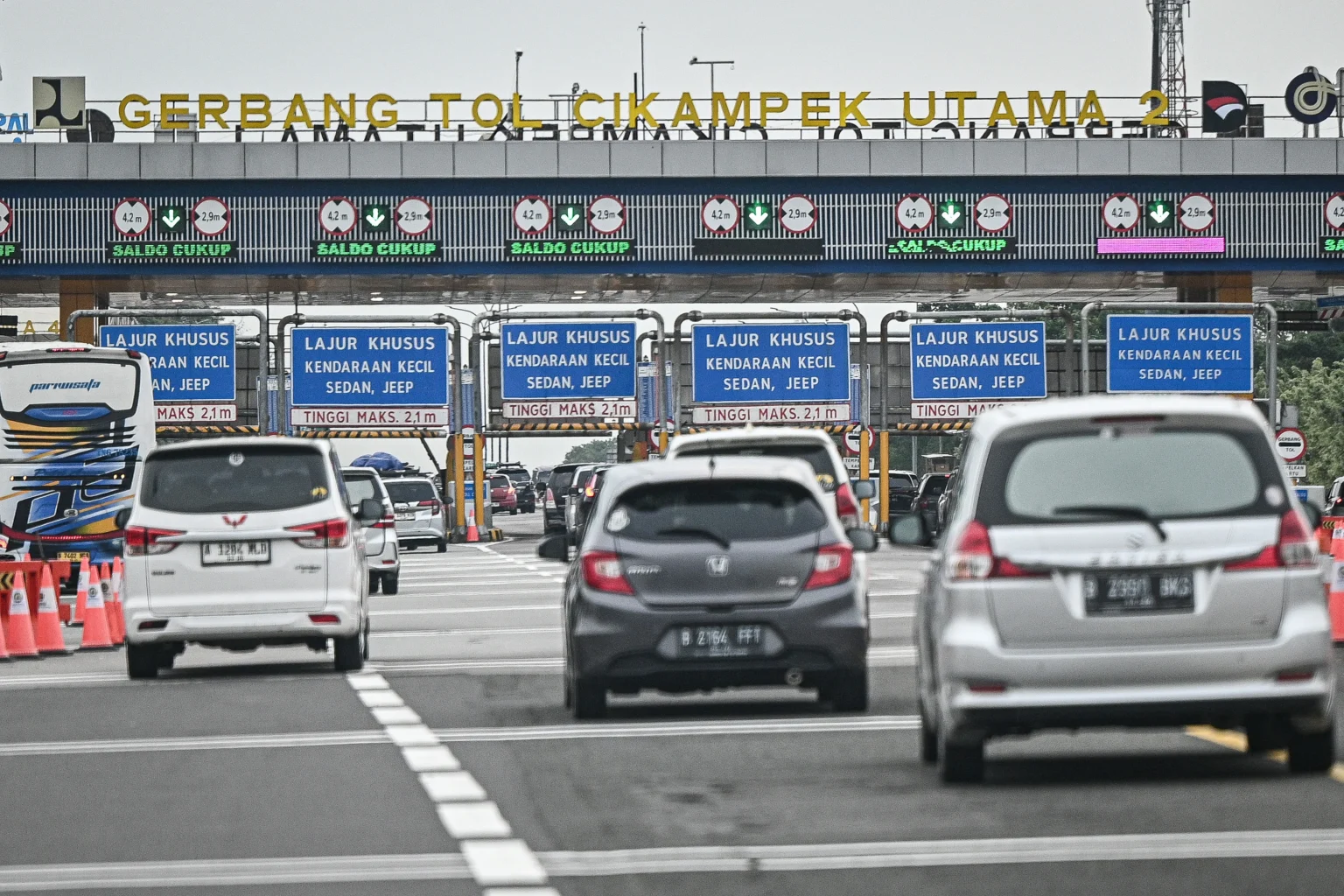 Sejumlah kendaraan melintas di Gerbang Tol Cikampek Utama, Karawang, Jawa Barat.