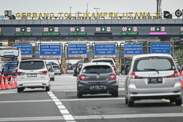 Sejumlah kendaraan melintas di Gerbang Tol Cikampek Utama, Karawang, Jawa Barat.
