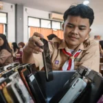 Siswa mengumpulkan gadget