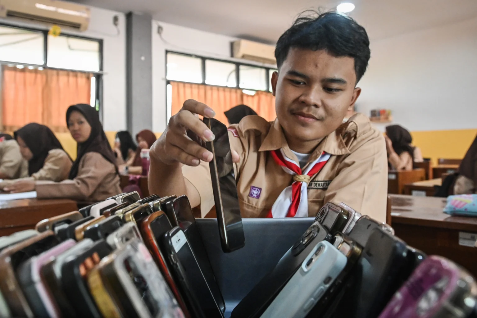 Siswa mengumpulkan gadget