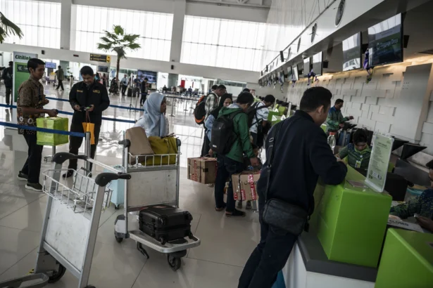 Calon penumpang melapor diri dan penyerahan bagasi di Bandara Internasional Jenderal Ahmad Yani, Semarang, Jawa Tengah