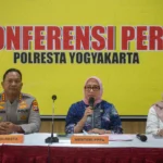 Menteri Pemberdayaan Perempuan dan Perlindungan Anak Arifatul Choiri Fauzi (tengah) bersama Kapolresta Yogyakarta Kombes Pol Eva Guna Pandia (kiri) dan Komisioner Komisi Perlindungan Anak Indonesia (KPAI) Diyah Puspitarini (kanan) menyampaika keterangan saat konferensi pers pengungkapan kasus dugaan kekerasan dan penelantaran terhadap anak oleh Daycare Little Aresha di Mapolresta Yogyakarta, Yogyakarta, Senin (27/4/2026). Sebanyak 53 anak diduga menjadi korban kekerasan di Daycare Little Aresha Yogyakarta dan saat ini Polresta Yogyakarta menatapkan 13 tersangka terkait kasus tersebut.