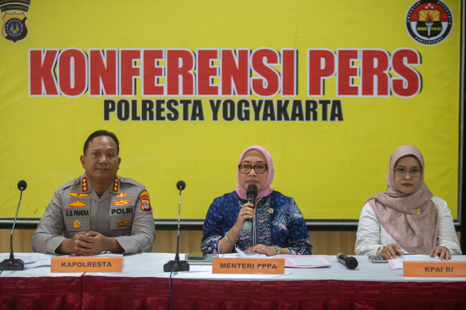 Menteri Pemberdayaan Perempuan dan Perlindungan Anak Arifatul Choiri Fauzi (tengah) bersama Kapolresta Yogyakarta Kombes Pol Eva Guna Pandia (kiri) dan Komisioner Komisi Perlindungan Anak Indonesia (KPAI) Diyah Puspitarini (kanan) menyampaika keterangan saat konferensi pers pengungkapan kasus dugaan kekerasan dan penelantaran terhadap anak oleh Daycare Little Aresha di Mapolresta Yogyakarta, Yogyakarta, Senin (27/4/2026). Sebanyak 53 anak diduga menjadi korban kekerasan di Daycare Little Aresha Yogyakarta dan saat ini Polresta Yogyakarta menatapkan 13 tersangka terkait kasus tersebut.