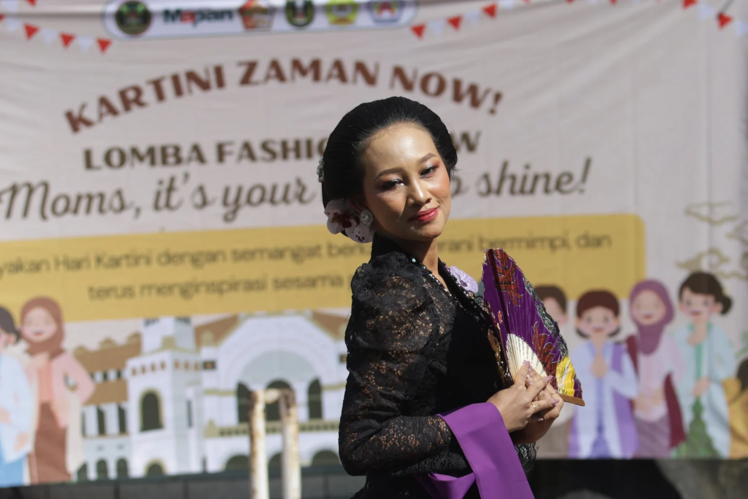 Seorang wali murid mengikuti peragaan busana di komplek SD Negeri Banjaran di Kota Kediri, Jawa Timur