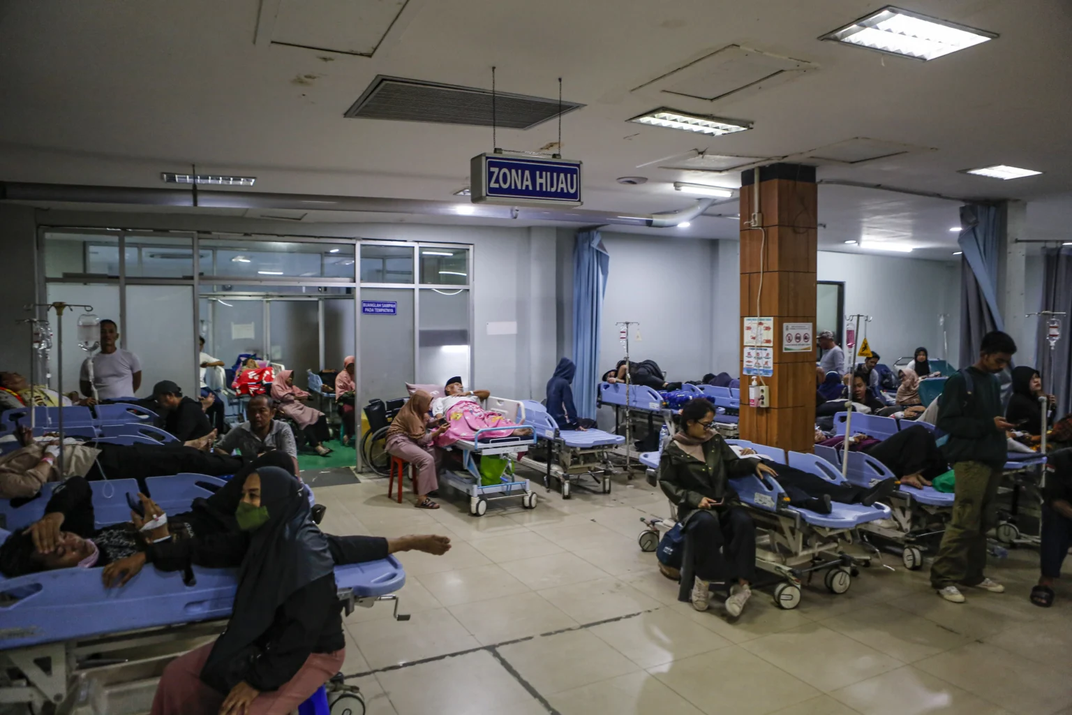 Sejumlah korban kecelakaan antara KRL Commuterline dengan KA Argo Bromo Anggrek relasi Gambir-Surabaya Pasar Turi dirawat di ruang IGD Rumah Sakit Umum Daerah (RSUD) Bekasi, Jawa Barat