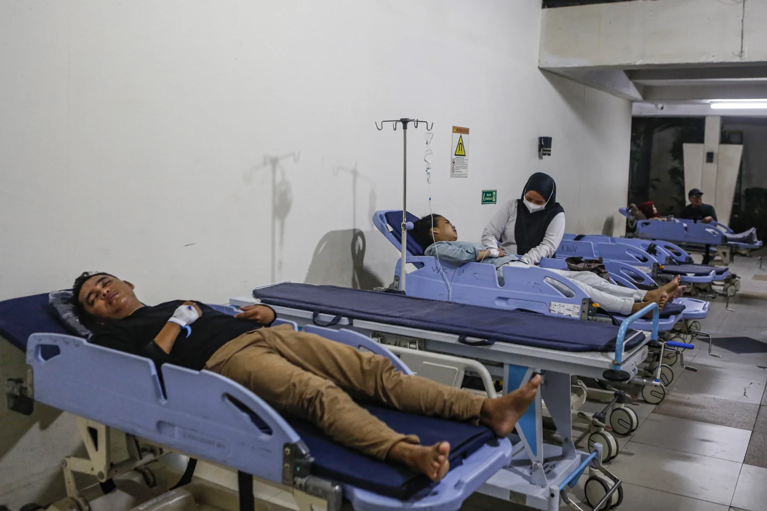 Sejumlah korban kecelakaan antara KRL Commuterline dengan KA Argo Bromo Anggrek relasi Gambir-Surabaya Pasar Turi dirawat di ruang IGD Rumah Sakit Umum Daerah (RSUD) Bekasi, Jawa Barat