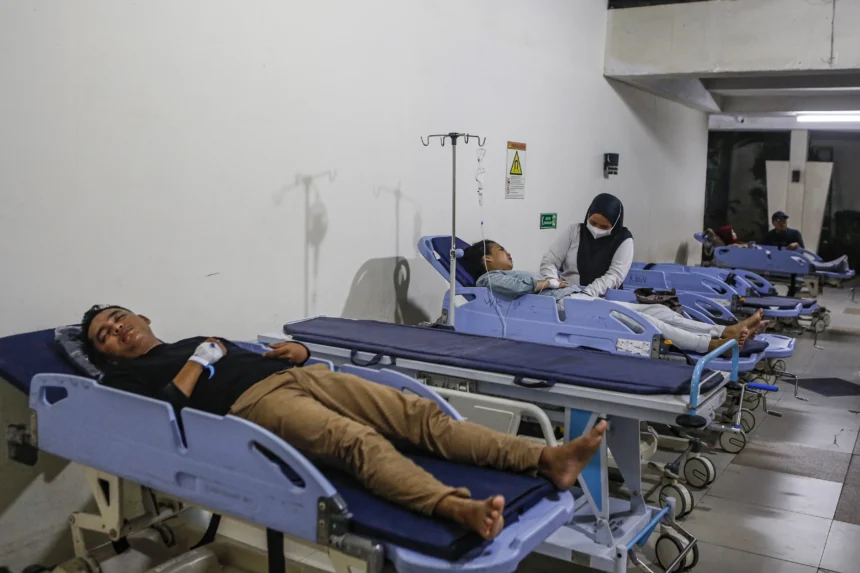 Sejumlah korban kecelakaan antara KRL Commuterline dengan KA Argo Bromo Anggrek relasi Gambir-Surabaya Pasar Turi dirawat di ruang IGD Rumah Sakit Umum Daerah (RSUD) Bekasi, Jawa Barat