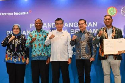 Menteri Ketenagakerjaan Yassierli (tengah) didampingi Presiden Direktur PT Freeport Indonesia Tony Wenas (kedua kanan), Direktur Jenderal Pembinaan Hubungan Industrial dan Jaminan Sosial (PHI dan Jamsos Kemnaker Indah Anggoro Putri (kiri) Senior Vice Presiden Industrial relation dan PAD PT Freeport Indonesia Demi Magai (kedua kiri) dan Ketua PUK SPKEP SPSI PT Freeport Indonesia Yudha E Noya (kanan) berfoto bersama usai penandatangan Perjanjian Kerja Bersama (PKB) ke-24 periode 2026-2028 di Jakarta, Jumat (10/4/2026). Penandatangan Perjanjian Kerja Bersama (PKB) PT Freeport Indonesia dengan serikat pekerja itu guna membangun ekosistem ketenagakerjaan inklusif, produktif, dan berkelanjutan.