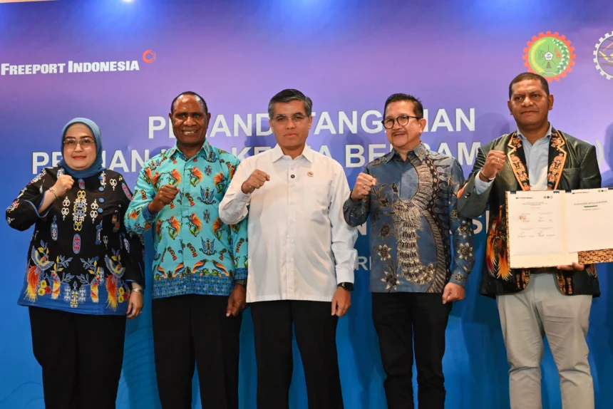 Menteri Ketenagakerjaan Yassierli (tengah) didampingi Presiden Direktur PT Freeport Indonesia Tony Wenas (kedua kanan), Direktur Jenderal Pembinaan Hubungan Industrial dan Jaminan Sosial (PHI dan Jamsos Kemnaker Indah Anggoro Putri (kiri) Senior Vice Presiden Industrial relation dan PAD PT Freeport Indonesia Demi Magai (kedua kiri) dan Ketua PUK SPKEP SPSI PT Freeport Indonesia Yudha E Noya (kanan) berfoto bersama usai penandatangan Perjanjian Kerja Bersama (PKB) ke-24 periode 2026-2028 di Jakarta, Jumat (10/4/2026). Penandatangan Perjanjian Kerja Bersama (PKB) PT Freeport Indonesia dengan serikat pekerja itu guna membangun ekosistem ketenagakerjaan inklusif, produktif, dan berkelanjutan.