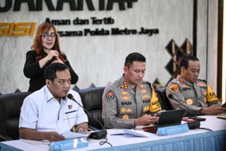 Kapolda Metro Jaya Irjen Pol Asep Edi Suheri (kanan), Dirreskrimum Polda Metro Jaya Kombes Pol Iman Imanuddin (kiri), Kabid Humas Polda Metro Jaya Kombes Pol Budi Hermanto (kedua kanan) menyampaikan keterangan terkait perkembangan penanganan kasus penyiraman air keras terhadap aktivis KontraS Andrie Yunus.