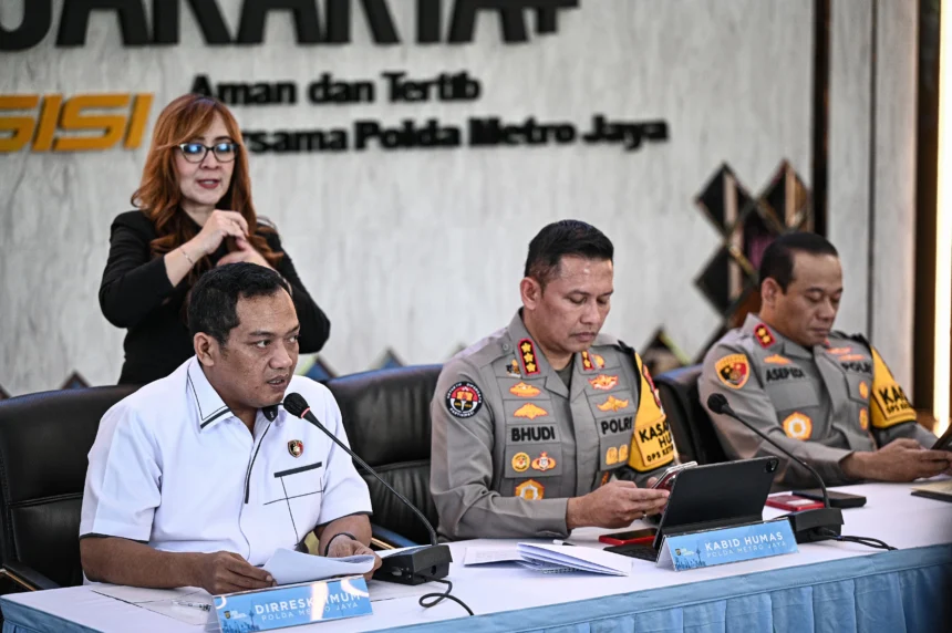 Kapolda Metro Jaya Irjen Pol Asep Edi Suheri (kanan), Dirreskrimum Polda Metro Jaya Kombes Pol Iman Imanuddin (kiri), Kabid Humas Polda Metro Jaya Kombes Pol Budi Hermanto (kedua kanan) menyampaikan keterangan terkait perkembangan penanganan kasus penyiraman air keras terhadap aktivis KontraS Andrie Yunus.