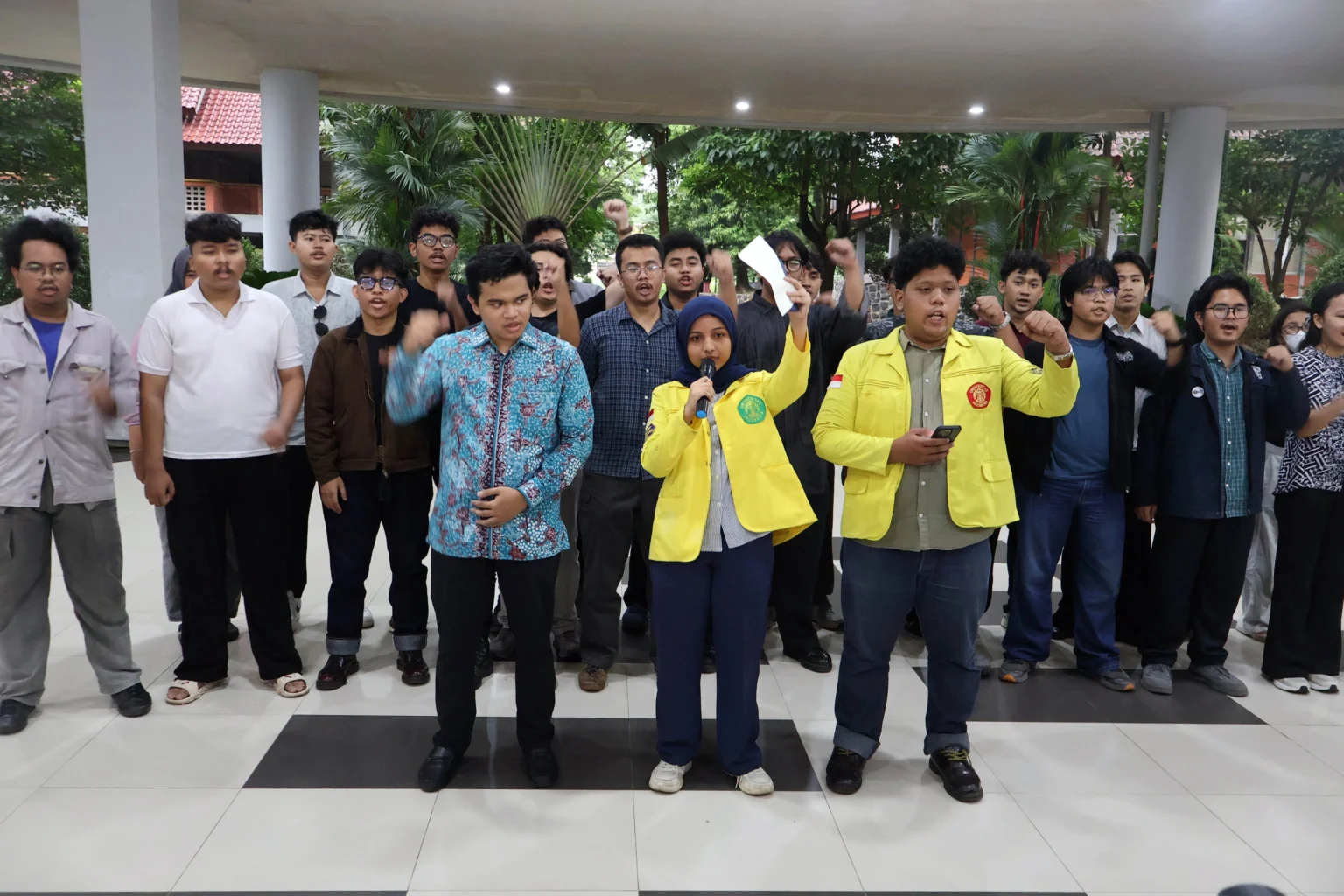 Sejumlah mahasiswa yang tergabung di Aliansi BEM Universitas Indonesia (UI) menyatakan sikap terkait kekerasan seksual yang terjadi di Fakultas Hukum (FH) UI, Depok, Jawa Barat, Selasa (14/4/2026).