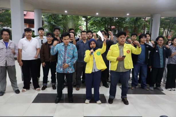 Sejumlah mahasiswa yang tergabung di Aliansi BEM Universitas Indonesia (UI) menyatakan sikap terkait kekerasan seksual yang terjadi di Fakultas Hukum (FH) UI, Depok, Jawa Barat, Selasa (14/4/2026).