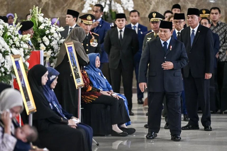Presiden Prabowo Subianto (kedua kanan) didampingi Menteri Pertahanan Sjafrie Sjamsoeddin (kanan) menghadiri penghormatan kepada jenazah personel penjaga perdamaian yang tergabung dalam United Nations Interim Force in Lebanon (UNIFIL) setibanya di VIP Room Terminal 3 Bandara Soekarno-Hatta, Tangerang, Banten.