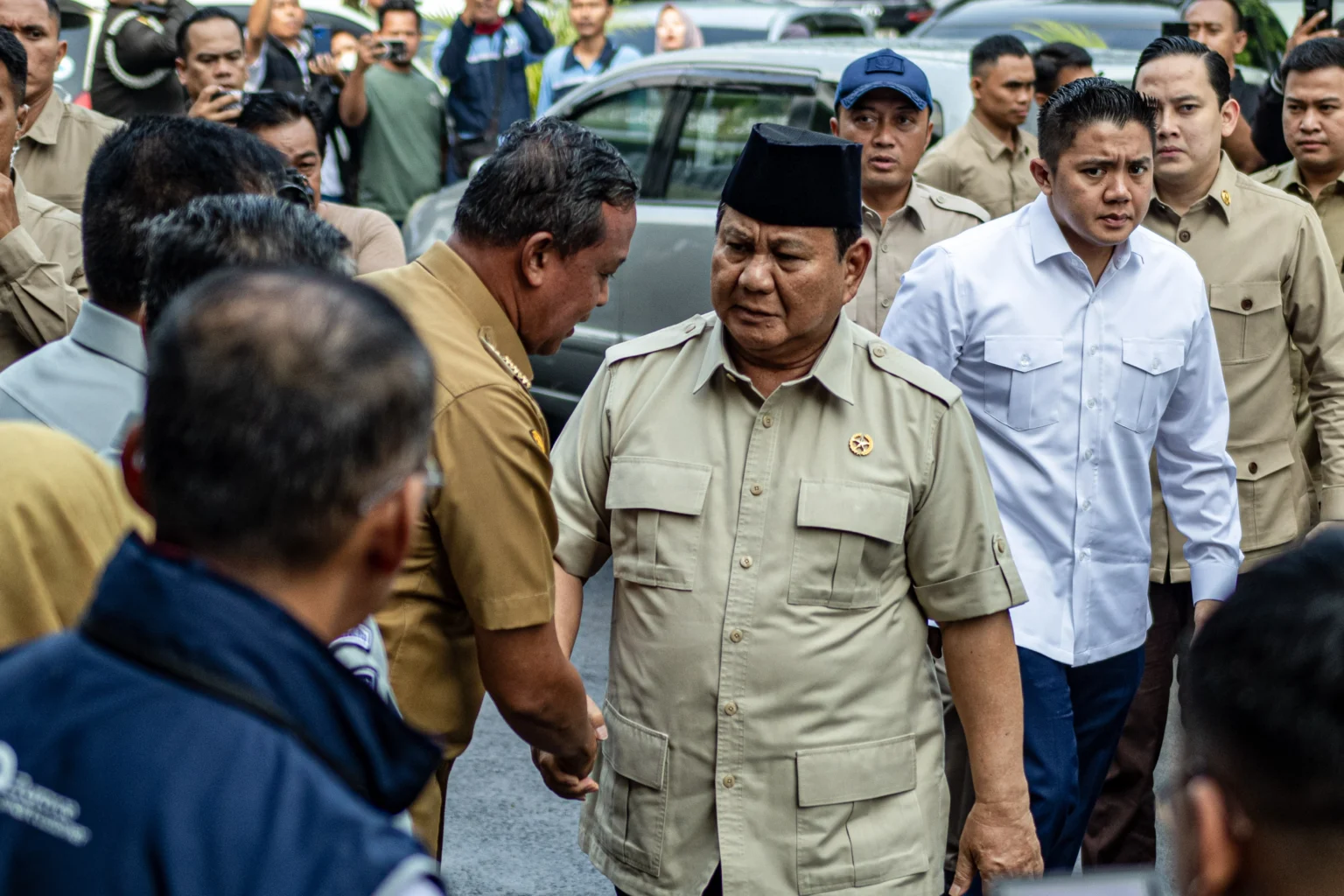 Presiden Prabowo Subianto (kedua kiri) didampingi Sekretaris Kabinet Teddy Indra Wijaya (kedua kanan) dan Mensesneg Prasetyo Hadi (tengah) menyapa Wali Kota Bekasi Tri Adhianto Tjahyono (kiri) saat tiba di RSUD Bekasi, Jawa Barat.
