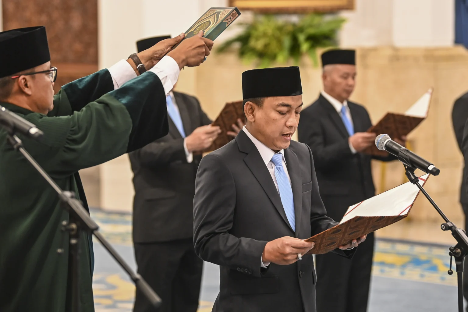 Ketua merangkap Anggota Ombudsman Hery Susanto (tengah) mengucapkan sumpah jabatan saat pelantikan Hakim Mahkamah Konstitusi dan Keanggotaan Ombudsman serta Duta Besar Luar Biasa dan Berkuasa Penuh (LBBP) untuk Kesultanan Oman merangkap Republik Yaman di Istana Negara, Jakarta