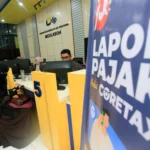 Petugas melayani peserta wajib pajak yang melaporkan SPT Tahunan