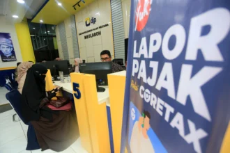 Petugas melayani peserta wajib pajak yang melaporkan SPT Tahunan