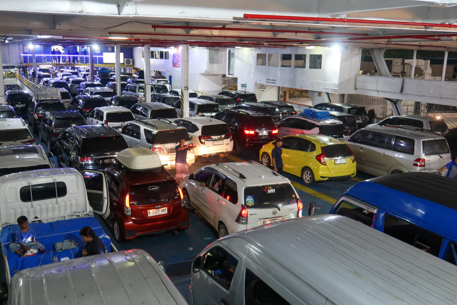 Petugas menata kendaraan di dalam kapal di Pelabuhan Bakauheni, Lampung